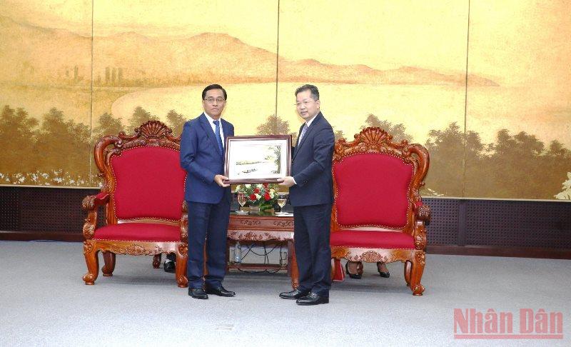 Da Nang increases cooperation with Lao locality